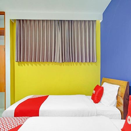 Oyo 90248 D'Em Homestay Family Kediri  Ngoại thất bức ảnh