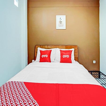 Oyo 90248 D'Em Homestay Family Kediri  Ngoại thất bức ảnh